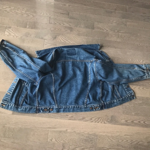 I’m selling an vintage Levi’s jean jacket - Picture 3 of 3